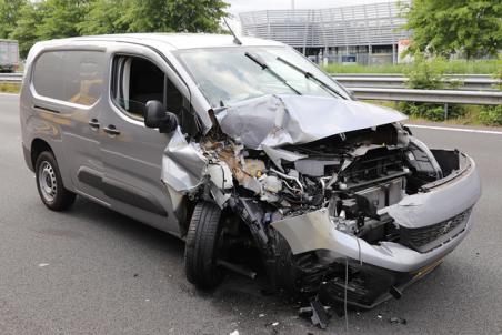 Veel schade na ongeval op de A59 (Maasroute) Waalwijk