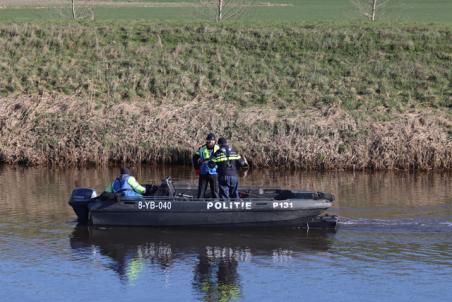 Landelijke Team Onderwater Zoekingen (LTOZ) in actie aan de Valkenvoortweg Waalwijk