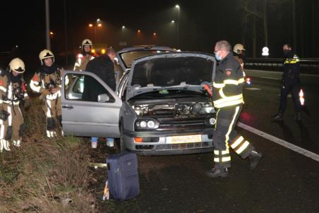 Kortsluiting zorgt voor rookontwikkeling in auto op de A59 (Maasroute) Waalwijk