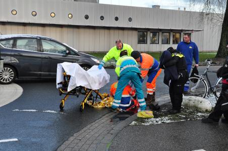 Fietser vliegt over motorkap van auto aan de Sluisweg Waalwijk