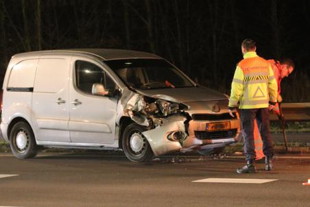 Drie auto’s botsen op elkaar op de Midden-Brabantweg Waalwijk