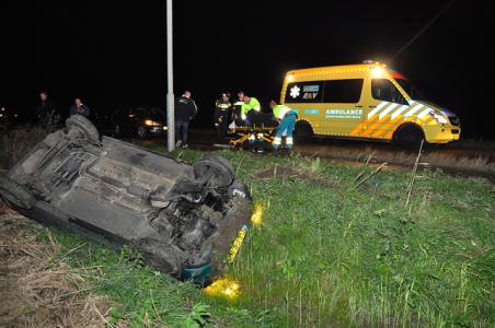 Auto belandt op z&#039;n kop in de sloot aan de Weteringweg Waalwijk