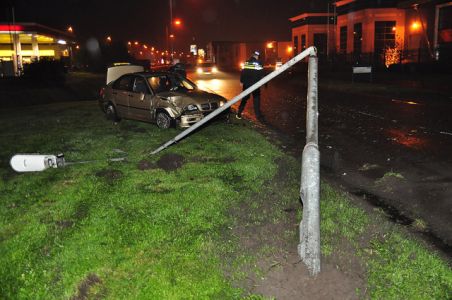 Automobilist ramt lantaarnpaal uit de grond aan de Prof. Asserweg Waalwijk