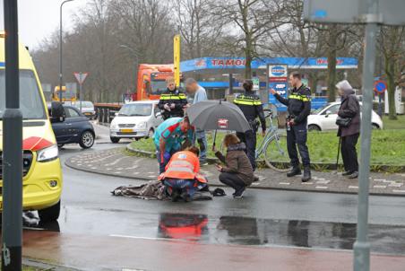 Fietser en auto komen in botsing op rotonde aan de Burg. Smeelelaan Waalwijk