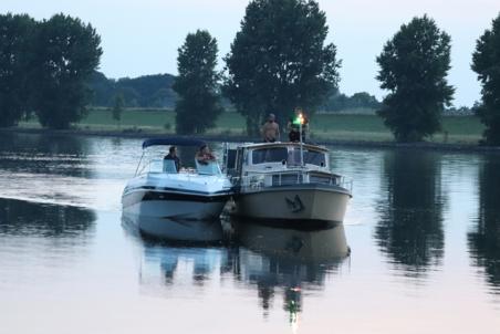 Twee mannen hebben pech met speedboot op de Bergsche Maas Waalwijk