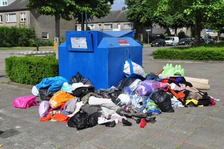 Waalwijk is troep zat en plaatst camera bij kledingcontainer