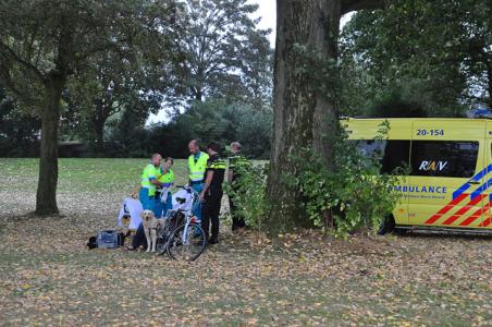 Omstanders vinden man op grasveld aan de Winterdijk Waalwijk