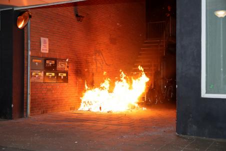 Overslaande containerbrand op Bloemenoordplein: Bewoners gewekt door sirenes