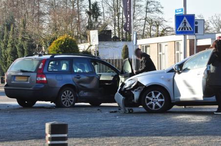 Twee auto&#039;s botsen in Waalwijk