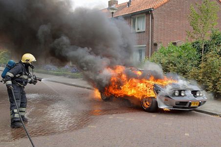 Corvette uit 1978 uitgebrand aan de Molenstraat Waalwijk