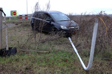 Automobilist vliegt uit de bocht bij Waalwijk-Oost