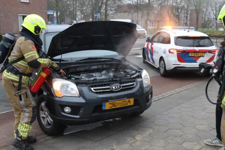 Bestuurder ziet rook onder zijn motorkap vandaan komen aan de Burg. Smeelelaan Waalwijk