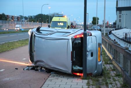 Automobilist in Waalwijk ramt betonblokken en slaat over de kop met auto