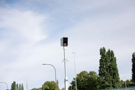 Nieuwe vaste flitspaal geplaatst op Altenaweg in Waalwijk