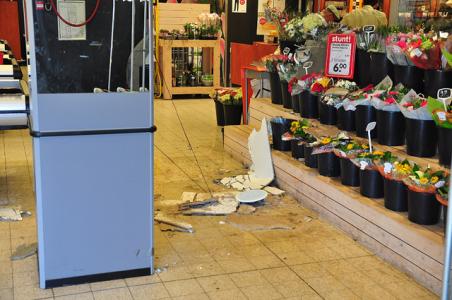 Emté supermarkt ontruimd aan de Grotestraat Waalwijk