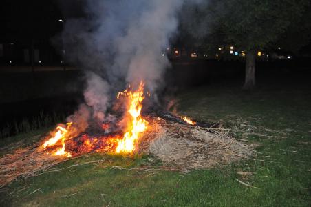 Veel rookontwikkeling door buitenbrand aan de Wijnruitstraat Waalwijk