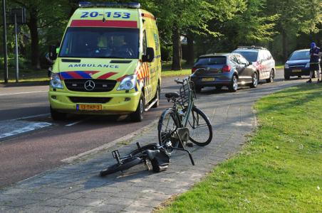 Fietser wonderwel ongedeerd na aanrijding met auto aan de Groenewoudlaan Waalwijk