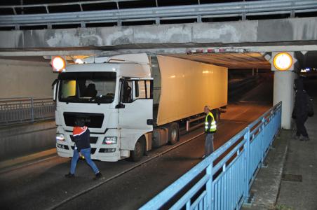 Weer zit er een vrachtwagen muur vast onder berucht viaduct in Waalwijk