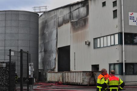 Loods Huiskes Metaal in Waalwijk verwoest na brand, brand was tot in Tilburg te ruiken