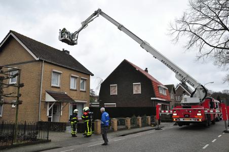 Brandweer blust schoorsteenbrand aan het Oosteind Waalwijk