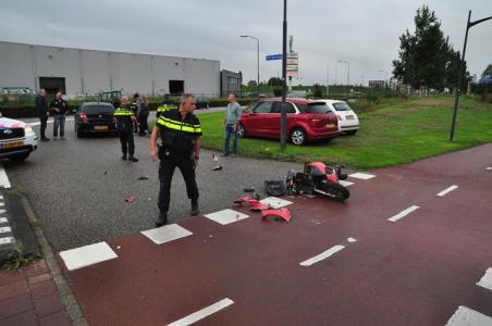 Overstekende scooterrijder botst op auto in Waalwijk