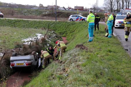 Auto in de sloot aan de Valkenvoortweg Waalwijk