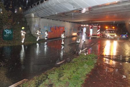 Viaduct afgesloten door wateroverlast aan de Hoogeindse Rondweg Waalwijk