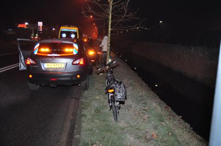Vrouw belandt met fiets en al in de sloot aan het Halve Zolenpad Waalwijk