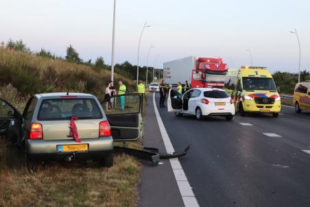 Twee auto’s botsen op elkaar op de Midden-Brabantweg Waalwijk