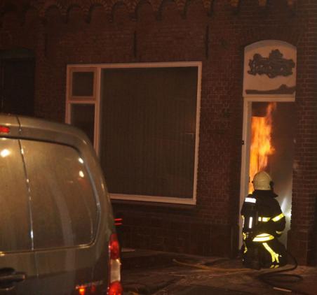 Uitslaande woningbrand in Waalwijk onder controle, geëvacueerde buurtbewoners terug naar huis