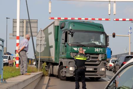 Vrachtwagenchauffeur in de problemen net voor brug aan de Altenaweg Waalwijk