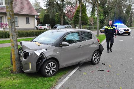 Vrouw rijdt tegen boom aan de Burg. Smeelelaan Waalwijk