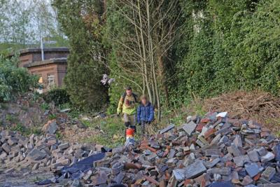 Brandweer bevrijdt jongen uit slooppand aan de Eerste Zeine Waalwijk