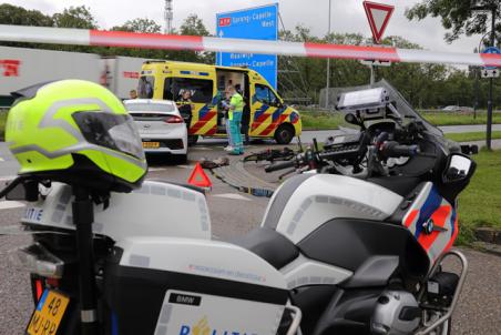 Fietser en auto botsen op Altenaweg in Waalwijk