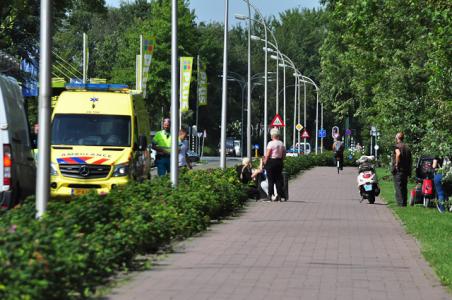 Vrouw valt uit scootmobiel na aanrijding met scooter