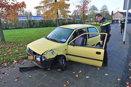 Politie vindt zwaar beschadigde auto aan de Prof. Nolenslaan Waalwijk