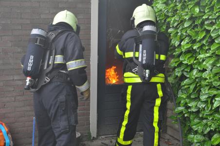 Brandende radio zet Waalwijkse schuur in brand