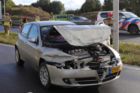 Twee auto’s botsen op de Midden-Brabantweg Waalwijk