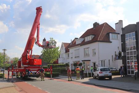 Hulpdiensten redden vrouw van dak naast woning aan de Meester van Coothstraat Waalwijk