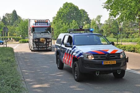 Marechaussee voorop in rouwstoet voor overleden Noah aan de Akkerlaan Waalwijk