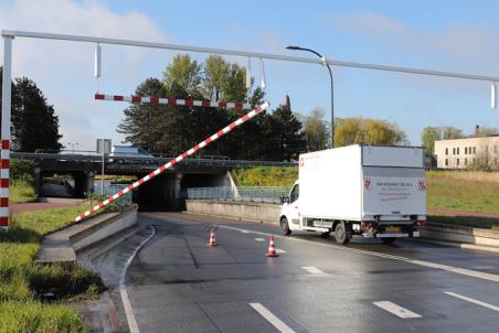 Weer rijdt een vrachtwagenchauffeur de waarschuwingsbalk eraf bij berucht viaduct aan de Hertog Janstraat Waalwijk