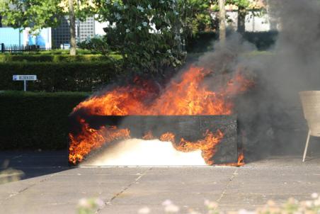 Plantenbak staat in brand bij bedrijf aan de Prof. Asserweg Waalwijk