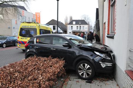 Vrouw rijdt met auto tegen huis in Waalwijk