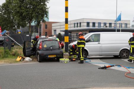Persoon bekneld bij ernstig ongeval op kruising in Waalwijk