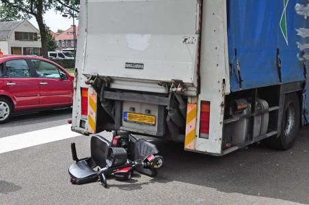 Vrouw komt met scootmobiel in botsing met vrachtwagen in Waalwijk