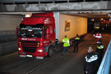 Het is weer zover: alwéér vrachtwagen vast onder berucht viaduct Waalwijk