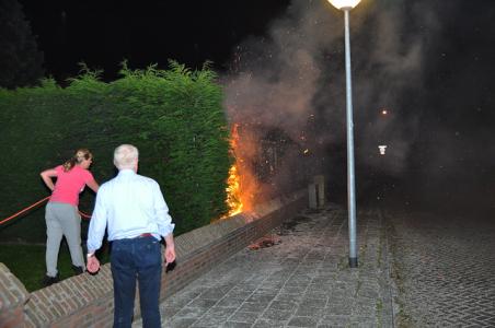 Bewoners zien meters hoge vlammen in hun tuin aan de Burg. van Heystlaan Waalwijk