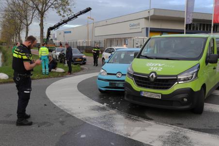 Twee auto’s botsen op kruising aan de Kleiweg Waalwijk