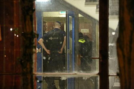 Politie valt oude basisschool Besoyen binnen aan de Burg. Verwielstraat Waalwijk