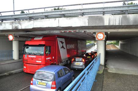 Vrachtwagen &#039;muur- en muurvast&#039; onder viaduct Waalwijk